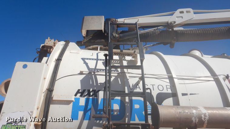 image for item DJ8828 2009 International 7600  hydrovac truck