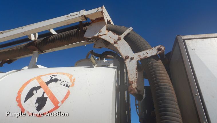 image for item DJ8828 2009 International 7600  hydrovac truck