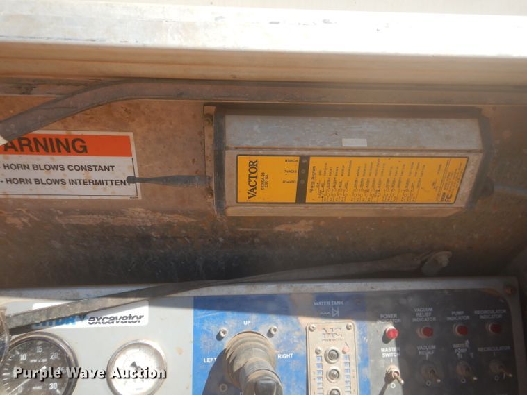 image for item DJ8828 2009 International 7600  hydrovac truck