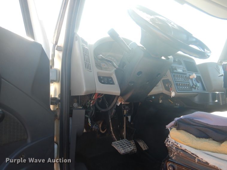 image for item DJ8828 2009 International 7600  hydrovac truck