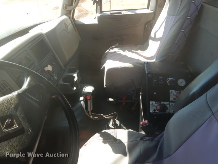 image for item DJ8828 2009 International 7600  hydrovac truck