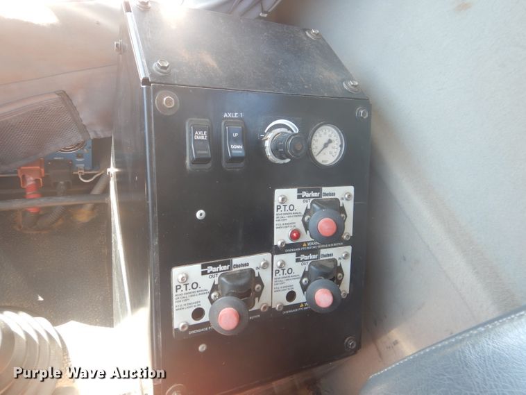 image for item DJ8828 2009 International 7600  hydrovac truck