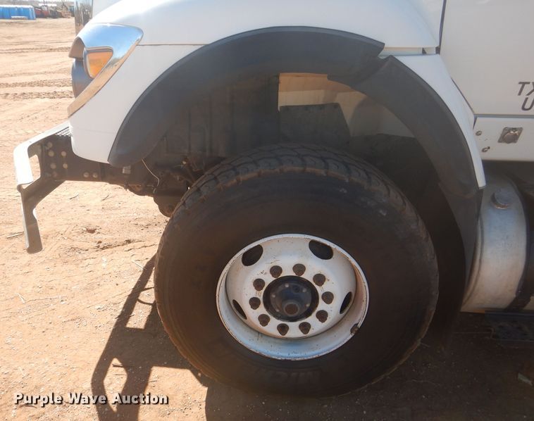 image for item DJ8828 2009 International 7600  hydrovac truck