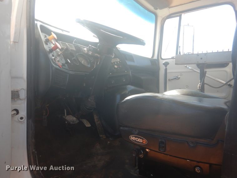 image for item DJ8829 1995 Ford LN8000  water truck