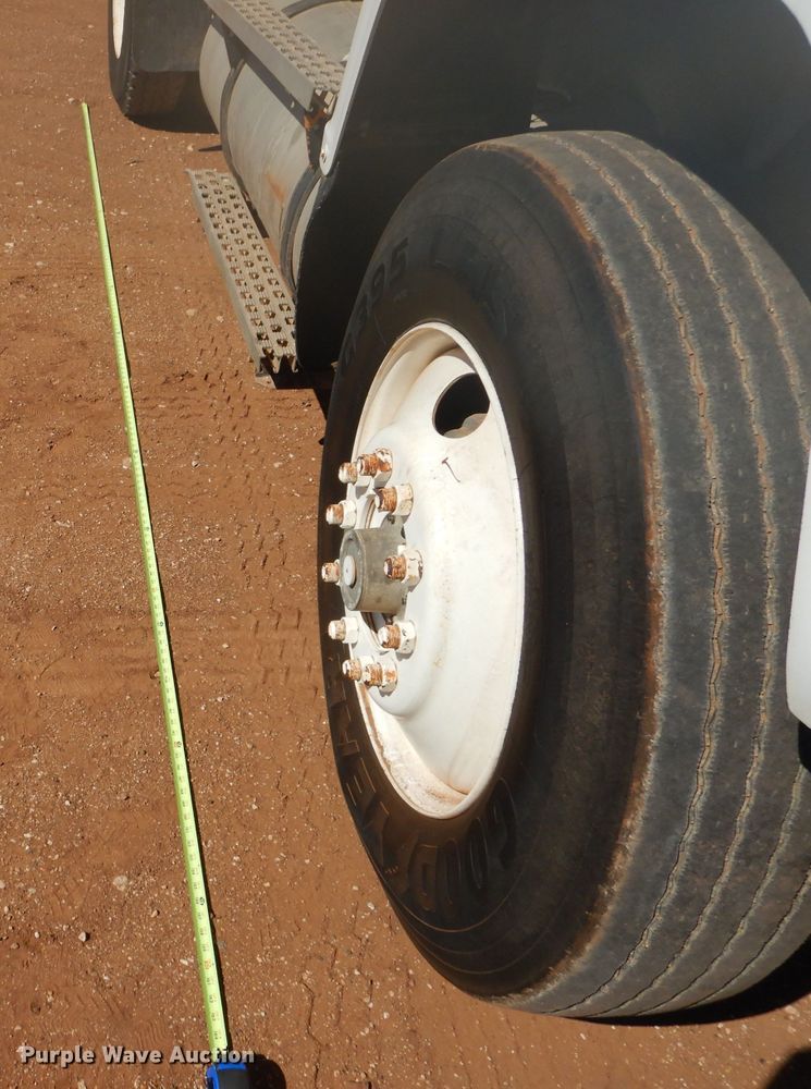 image for item DJ8829 1995 Ford LN8000  water truck