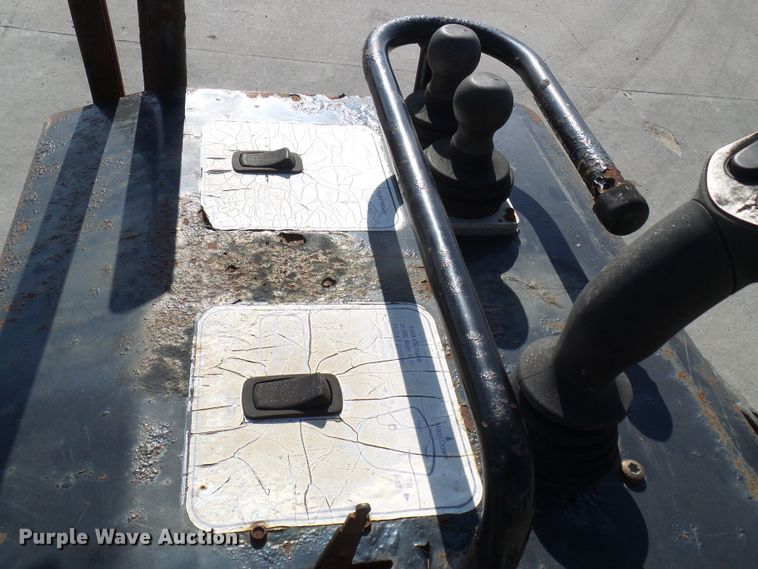 image for item DL0888 2013 Cardinal Mule 524  shed mover