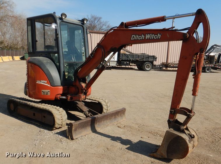 image for item DL4754 2005 Ditch Witch MX352  mini excavator