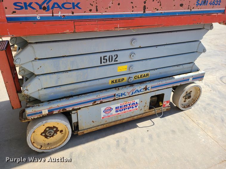 image for item DN6203 2005 Skyjack SJIII 4632  scissor lift
