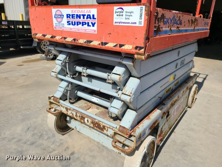 image for item DN6203 2005 Skyjack SJIII 4632  scissor lift