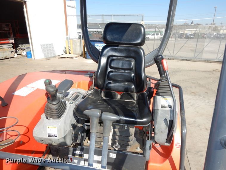 image for item HD9719 2012 Kubota KX121-3ST  mini excavator