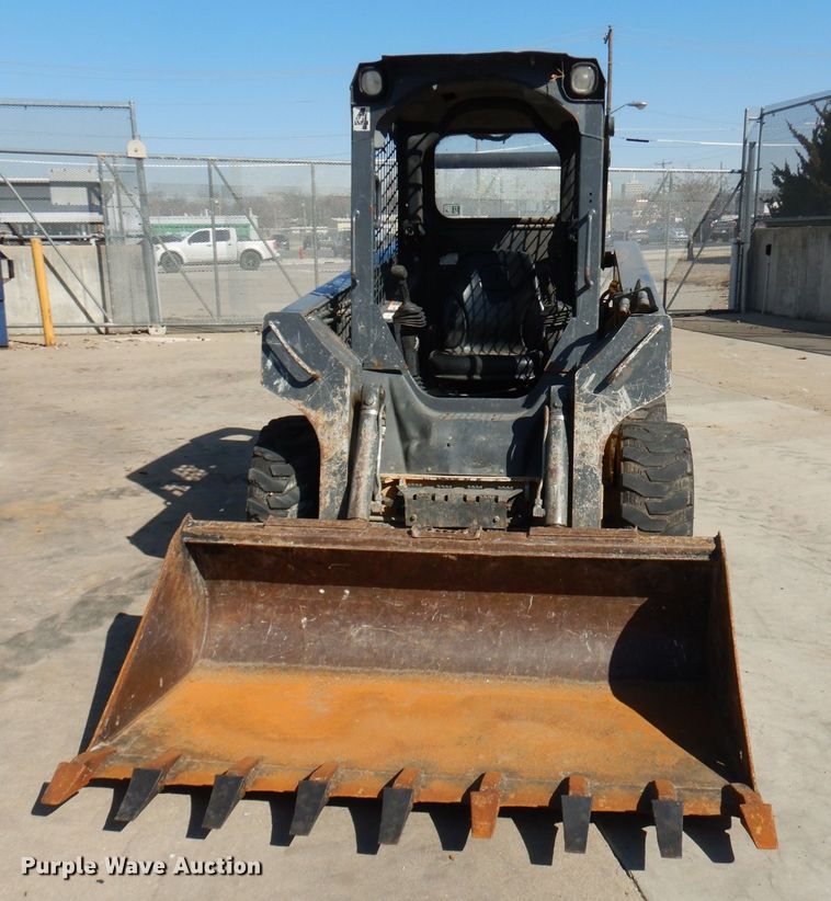 image for item HD9721 2013 John Deere 318D  skid steer loader