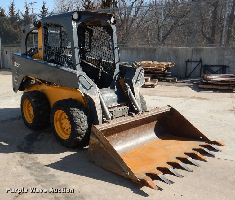 image for item HD9721 2013 John Deere 318D  skid steer loader