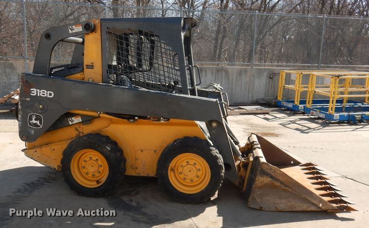 image for item HD9721 2013 John Deere 318D  skid steer loader