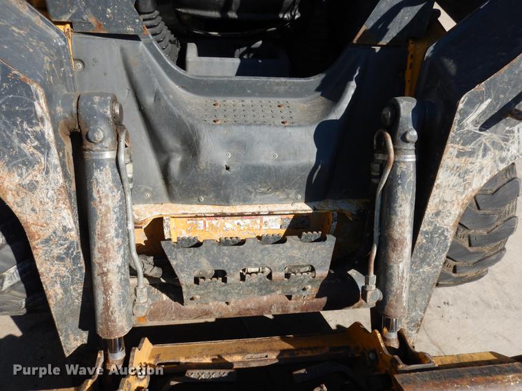 image for item HD9721 2013 John Deere 318D  skid steer loader