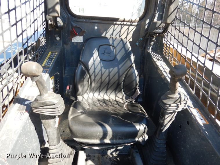 image for item HD9721 2013 John Deere 318D  skid steer loader