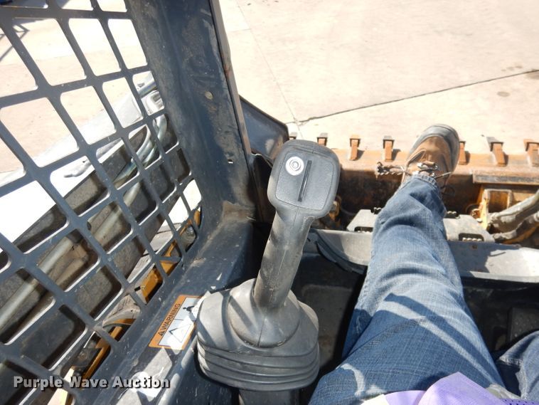 image for item HD9721 2013 John Deere 318D  skid steer loader