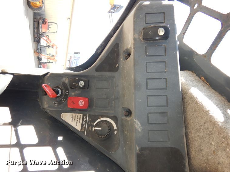 image for item HD9721 2013 John Deere 318D  skid steer loader