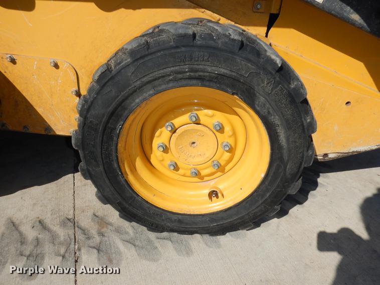 image for item HD9721 2013 John Deere 318D  skid steer loader