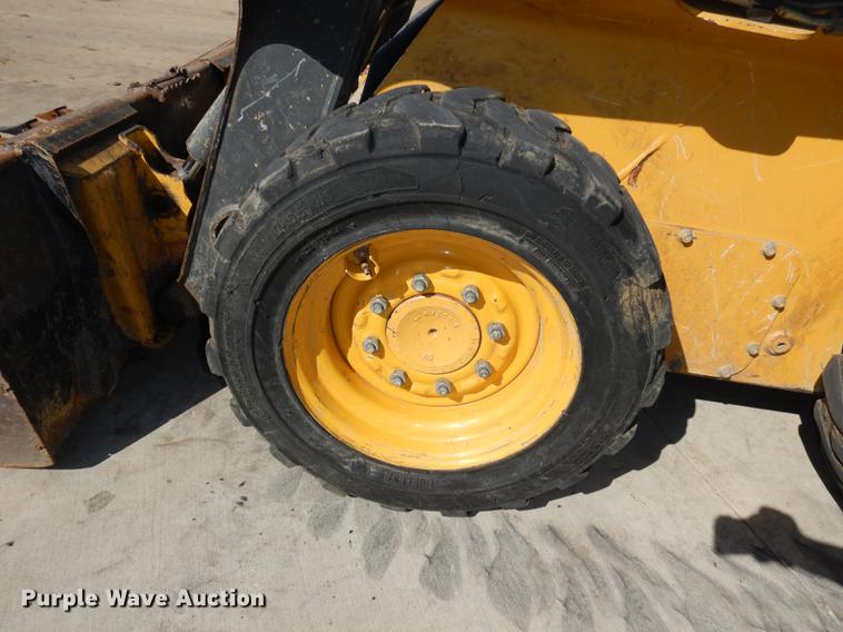 image for item HD9721 2013 John Deere 318D  skid steer loader