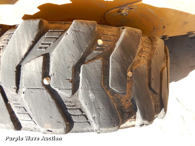 image for item HD9721 2013 John Deere 318D  skid steer loader