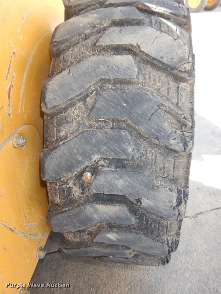 image for item HD9721 2013 John Deere 318D  skid steer loader