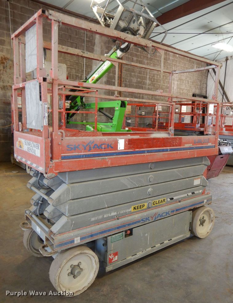 image for item HD9724 2006 Skyjack SJIII 3226  scissor lift