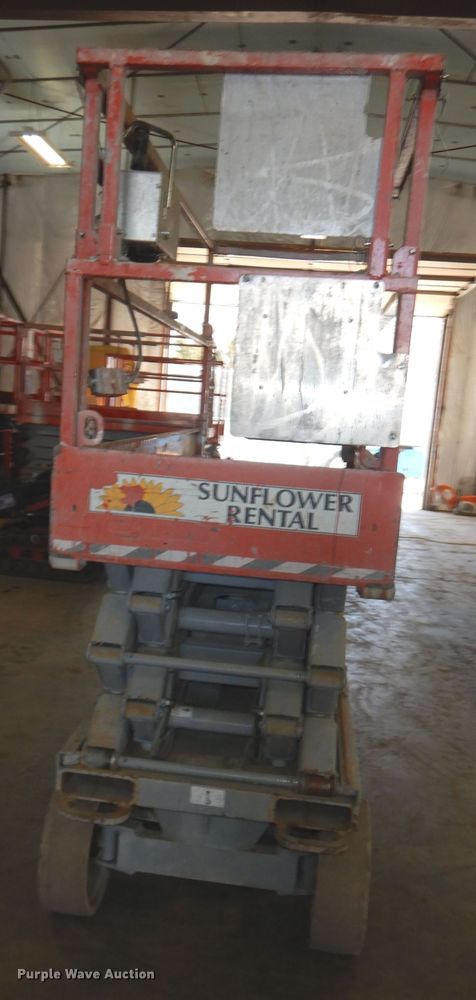 image for item HD9724 2006 Skyjack SJIII 3226  scissor lift