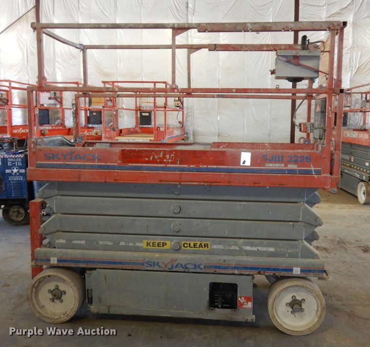 image for item HD9724 2006 Skyjack SJIII 3226  scissor lift