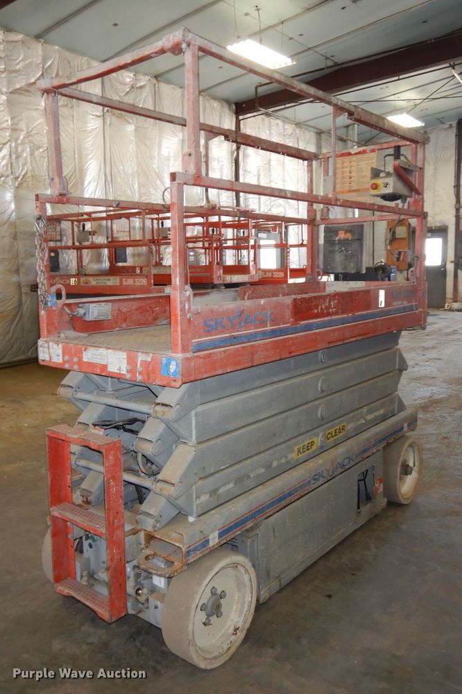image for item HD9724 2006 Skyjack SJIII 3226  scissor lift
