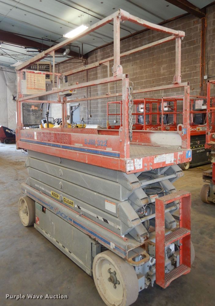 image for item HD9724 2006 Skyjack SJIII 3226  scissor lift
