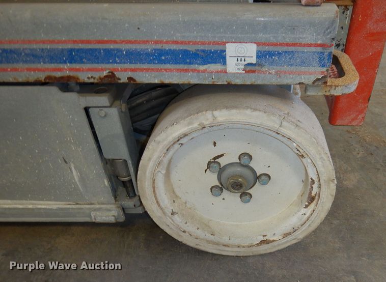 image for item HD9724 2006 Skyjack SJIII 3226  scissor lift