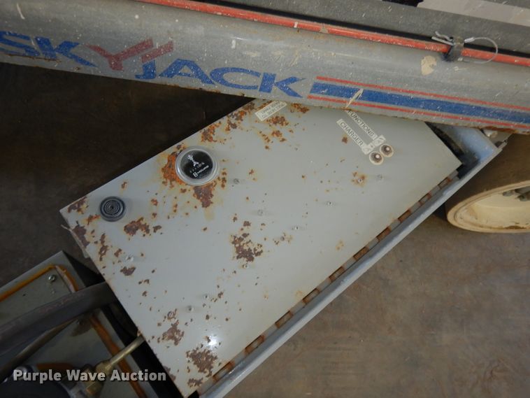 image for item HD9724 2006 Skyjack SJIII 3226  scissor lift