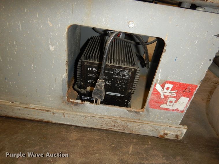 image for item HD9724 2006 Skyjack SJIII 3226  scissor lift