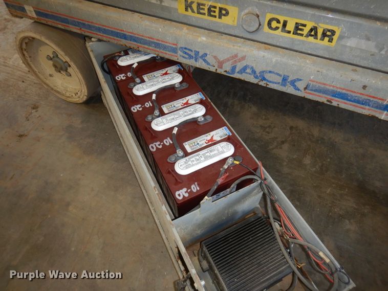 image for item HD9724 2006 Skyjack SJIII 3226  scissor lift