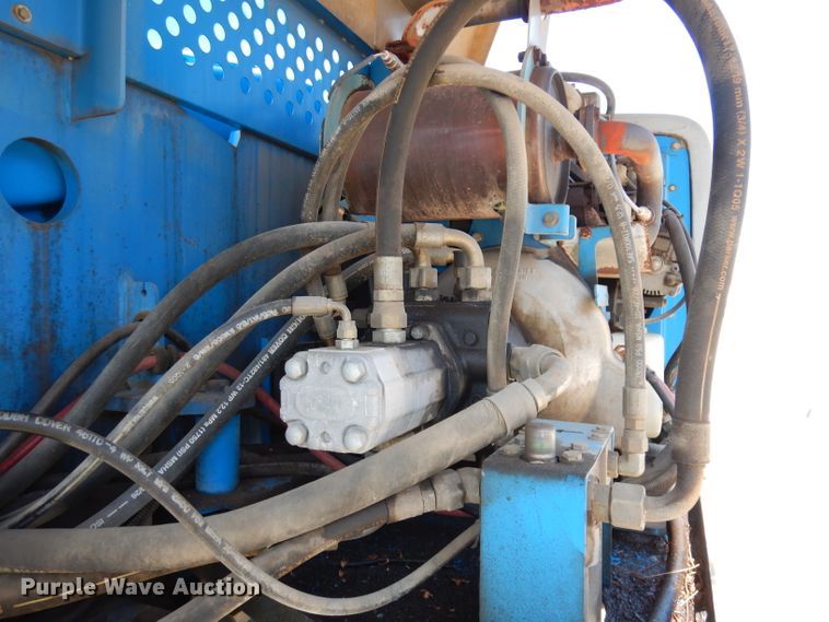 image for item HD9725 2005 Genie S-65  boom lift