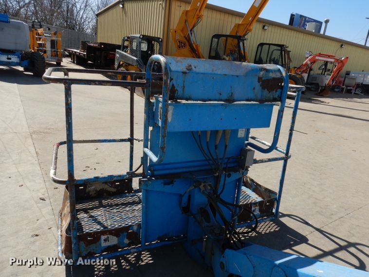 image for item HD9725 2005 Genie S-65  boom lift