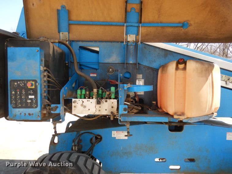 image for item HD9725 2005 Genie S-65  boom lift