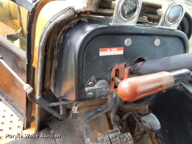 image for item HO9332 1990 John Deere 310C  backhoe