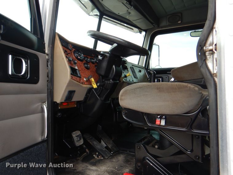 image for item HX9175 2007 Peterbilt 335  crane truck