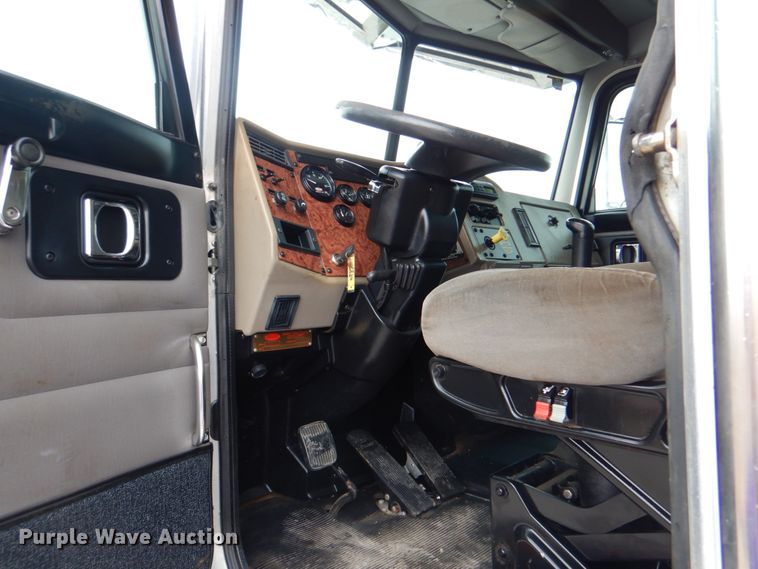 image for item HX9175 2007 Peterbilt 335  crane truck