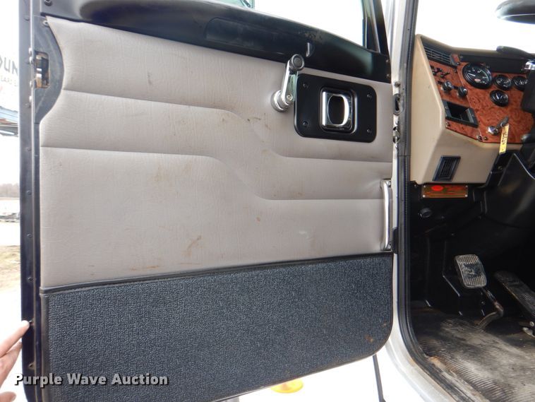 image for item HX9175 2007 Peterbilt 335  crane truck