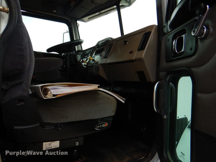 image for item HX9175 2007 Peterbilt 335  crane truck