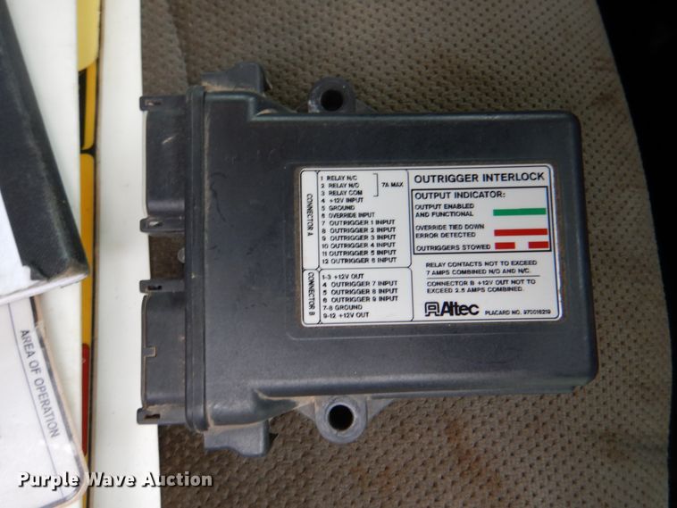 image for item HX9175 2007 Peterbilt 335  crane truck