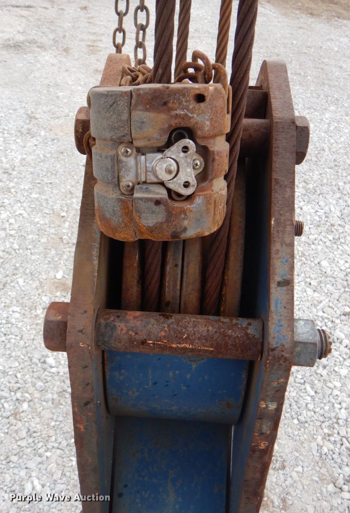 image for item HX9175 2007 Peterbilt 335  crane truck