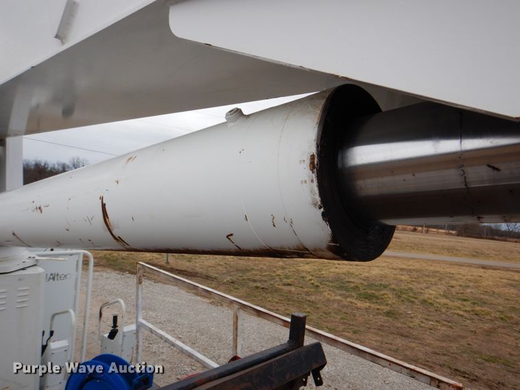 image for item HX9175 2007 Peterbilt 335  crane truck