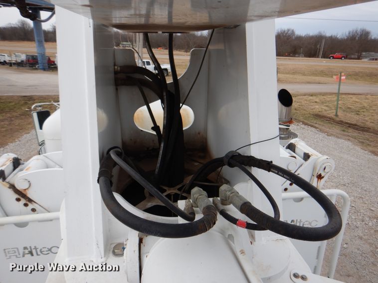 image for item HX9175 2007 Peterbilt 335  crane truck