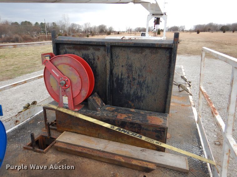 image for item HX9175 2007 Peterbilt 335  crane truck