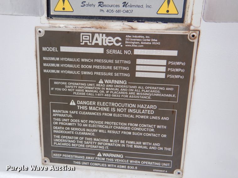 image for item HX9175 2007 Peterbilt 335  crane truck