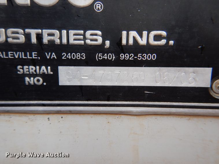 image for item HX9175 2007 Peterbilt 335  crane truck