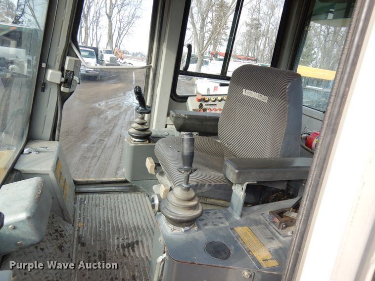 image for item IA9429 2000 Liebherr-America LR632  track loader